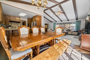 Basic Cabin | Dining room