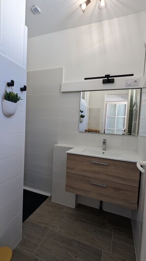 Shower, hair dryer, towels, toilet paper