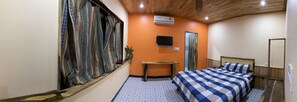 Habitación doble Confort | 1 habitación, decoración personalizada, muebles diferentes y escritorio 