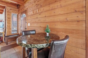 Classic Cabin | In-room dining - The Lakehouse Cabin (Big Bear Lake)