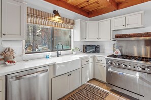 Classic Cabin | Private kitchen