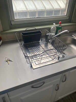 Kjøleskap, ovn, brødrister og spisebord