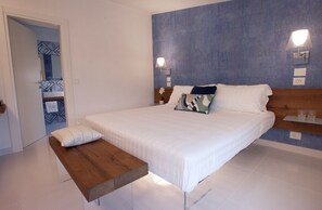 Suite junior, 1 cama matrimonial, balcón | Ropa de cama de alta calidad, camas con efecto memoria y minibar 