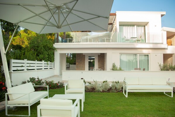 Vista frontal de la propiedad