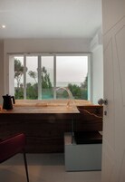 Ropa de cama de alta calidad, colchones con efecto memoria y minibar