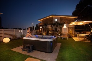 Sauna, hot tub, steam room