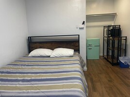 Escritorio, wifi gratis y ropa de cama 