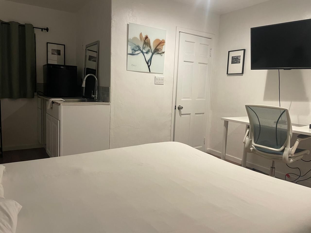 ルーム キングベッド 1 台 禁煙 | デスク、WiFi (無料)、ベッドシーツ