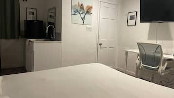 Huone, 1 suuri parisÀnky, tupakointi kielletty | TyöpöytÀ, ilmainen Wi-Fi, vuodevaatteet