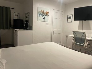 Zimmer, 1 King-Bett, Nichtraucher | Schreibtisch, kostenloses WLAN, Bettwäsche