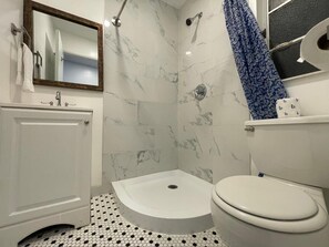 Shower, hair dryer, towels, toilet paper - Garden Motel Redwood City by Hotel O (Redwood City)