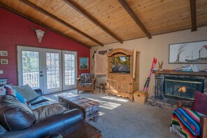 Basic Cabin | Living area