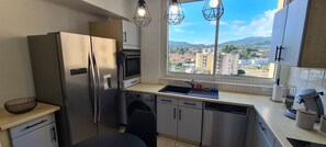 Kühlschrank, Mikrowelle, Ofen, Herdplatte