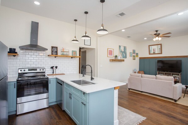 Kühlschrank, Mikrowelle, Ofen, Herdplatte