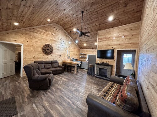 New Cabin built in 2022. 2 minutes away from multiple trailheads!  Sleeps 8