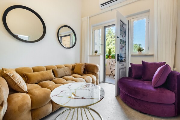 Apartamento Confort | Zona de estar | Una televisión de pantalla plana