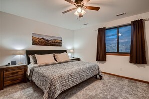 3 makuuhuonetta, työpöytä, silitysrauta/-lauta, vauvan matkasänky