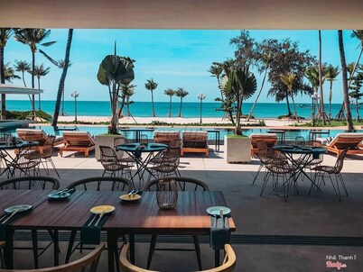 6 minutes walking to the beach, 10 minutes to airport/center