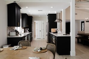 雪櫃、微波爐、焗爐、爐具