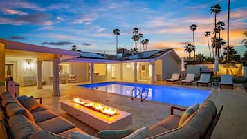 Utendørsbasseng og et oppvarmet basseng