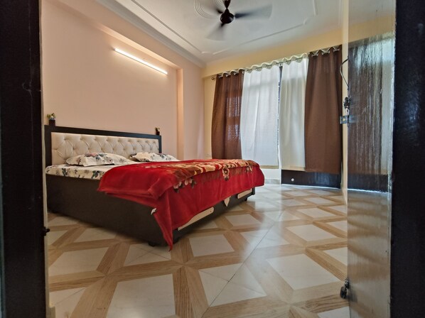 2 habitaciones, tabla de planchar con plancha, wifi y ropa de cama 