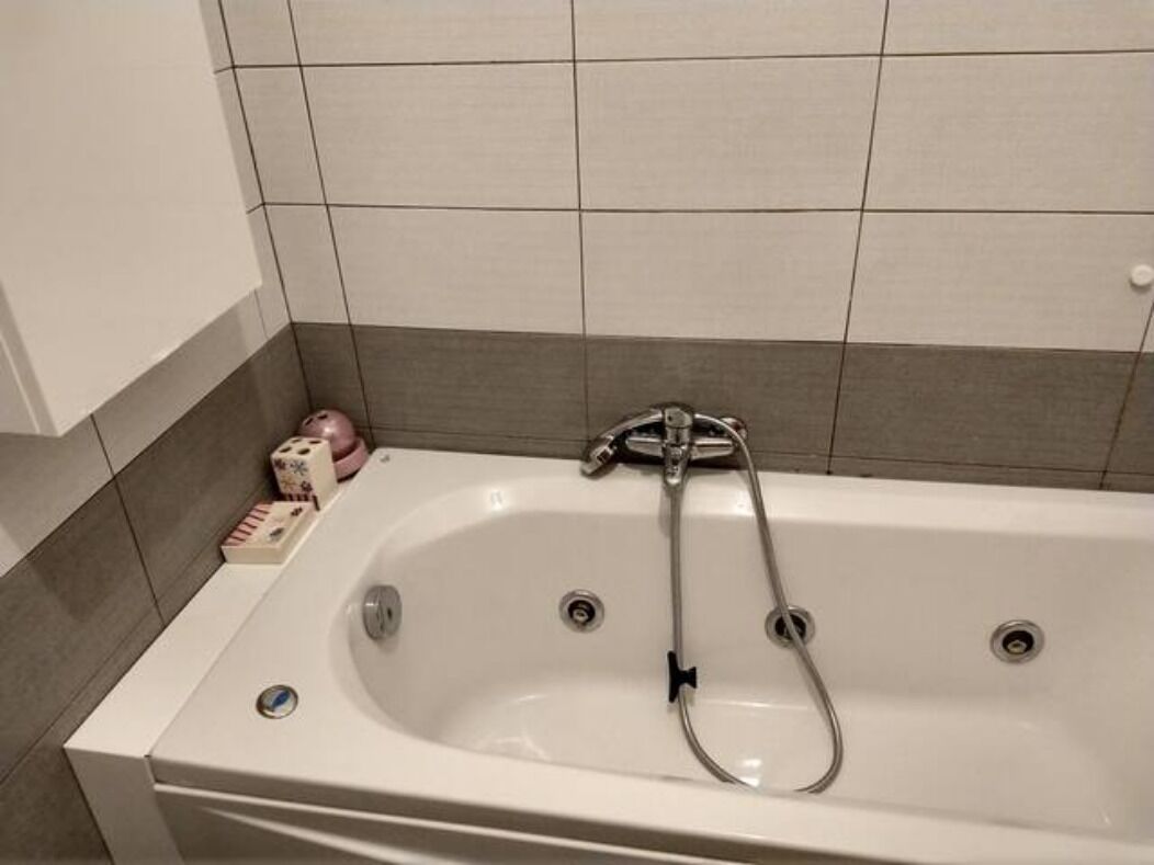 Ein Badezimmer mit einer Badewanne, einer Dusche und einem WC.