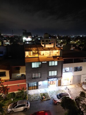 Vista frontal de la propiedad