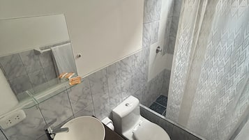 Chambre Simple Supérieure | Salle de bain | Douche, serviettes fournies, savon, papier toilette