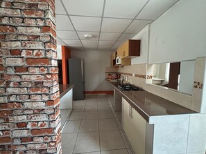 Appartement Standard | Cuisine privée | Réfrigérateur dans l'espace commun, chaise haute