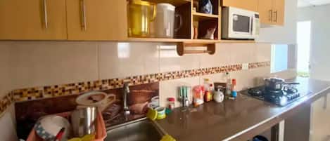 Apartamento estándar | Cocina privada | Nevera en la zona común y trona infantil