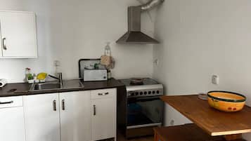 Køleskab, mikrobølgeovn, ovn, kogeplade