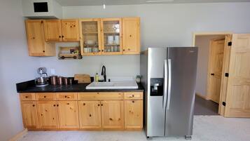 Kylskåp, mikrovågsugn, ugn och spishäll