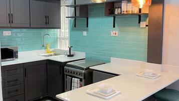 Peti sejuk mini, ketuhar gelombang mikro, ketuhar, dapur