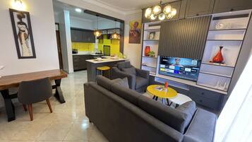 Luxury Apartment, 1 Bedroom, Hill View | Ruang tamu | 45 inci sebuah televisyen pintar dengan digital, TV, Netflix