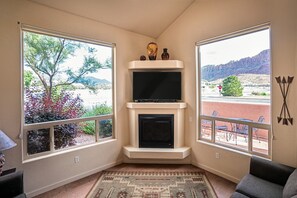 Smart TV, fireplace, DVD player, table tennis - Gorgeous Moab Condo with a Huge Garage (Moab)