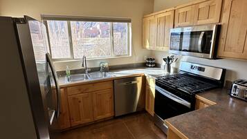 雪櫃、微波爐、焗爐、爐具