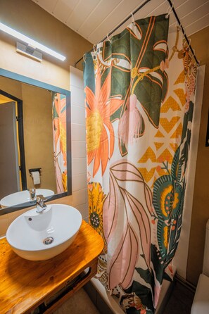 Classic Double Room | Bathroom | Shower, rainfall showerhead, hair dryer, towels