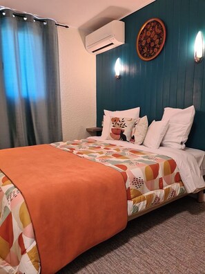 Premium bedding, memory-foam beds, individually decorated - Hôtel L'Etoile - Airport - A61 (Carcassonne)