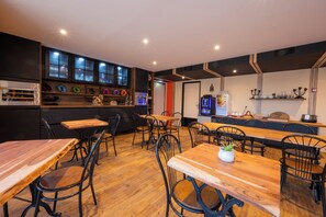 Restaurant - Hôtel L'Etoile - Airport - A61 (Carcassonne)