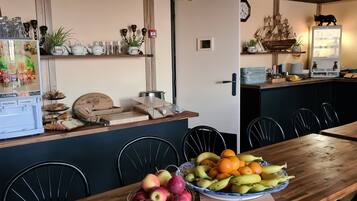 Petit déjeuner buffet (12 EUR par personne)