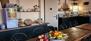 Πρωινό σε μπουφέ καθημερινά (12 EUR/άτομο)