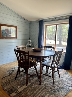 Dining - Ski, Boat, Fish, Explore Naples, Maine- entire home near The Causeway (Naples)