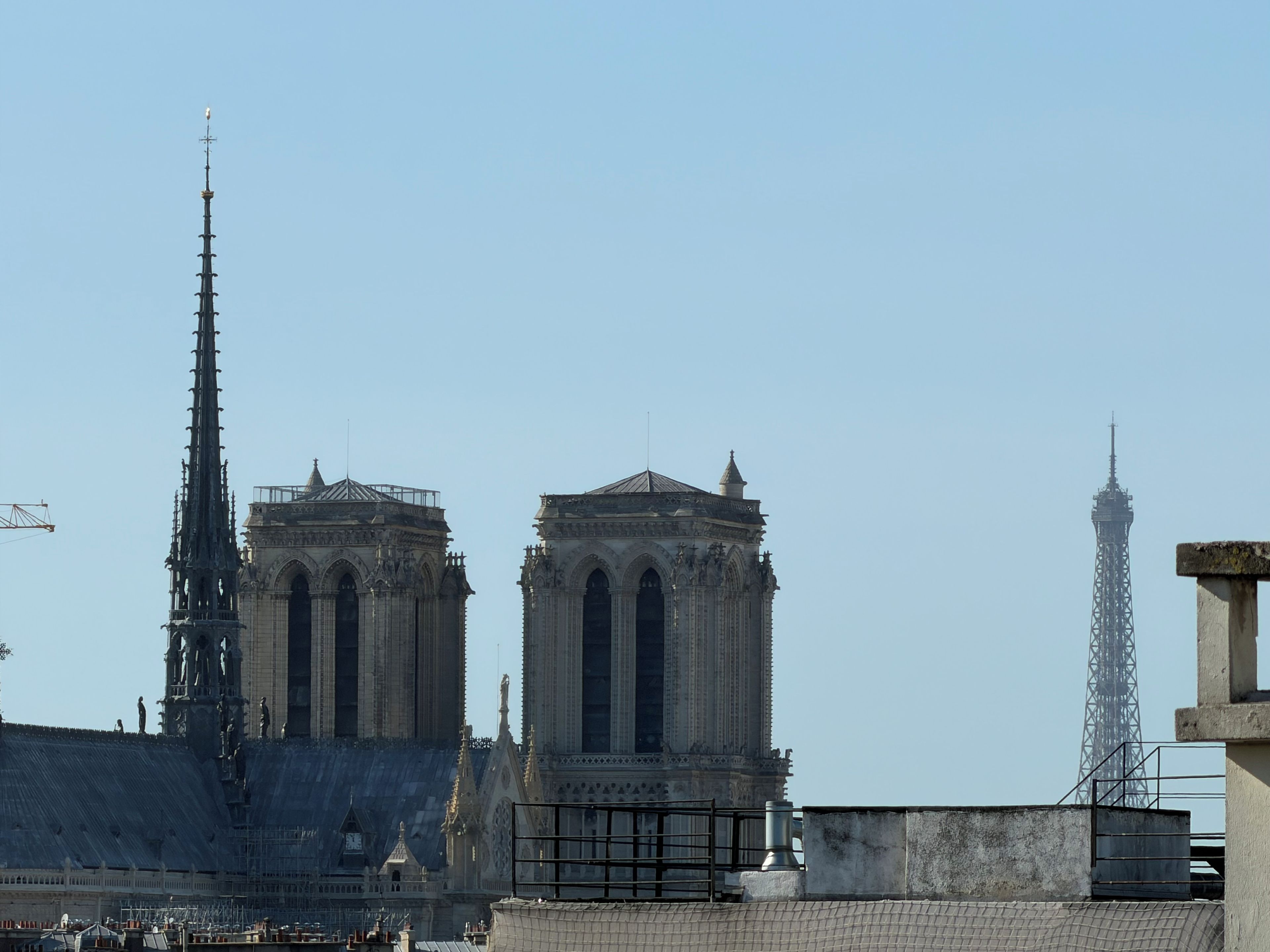 Une cathédrale historique, dotée de deux tours imposantes et d’une flèche haute.