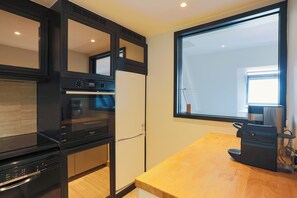 Een koelkast, een microgolfoven, een oven, een kookplaat