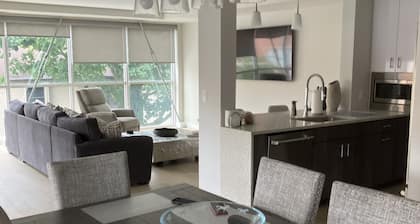 New Downtown Condo-1 Block to Broadway & 1.2 Miles to Track. Walk to restaurants