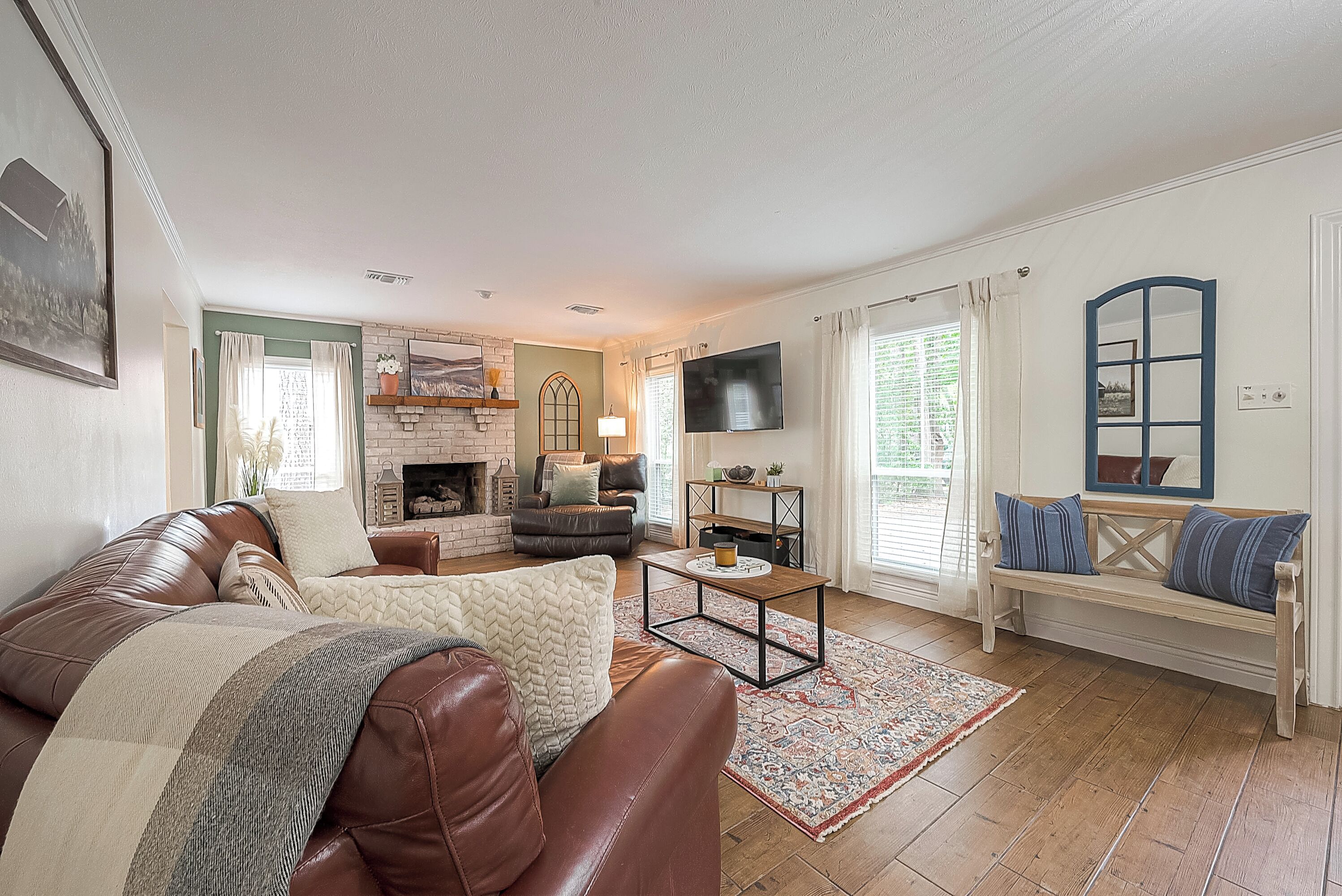 Dog Friendly & just one mile to Woodlands Town Center! 
