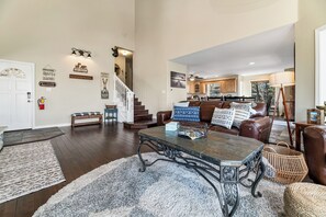 Basic Cabin | Living area - BB Lake view Lodge (Big Bear Lake)