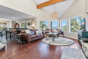 Living area - BB Lake view Lodge (Big Bear Lake)