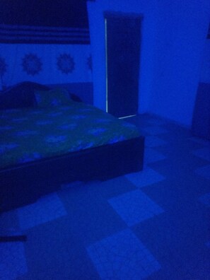 Una habitación con cama, ventana y puerta.