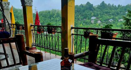 Old House • ძველი სახლი